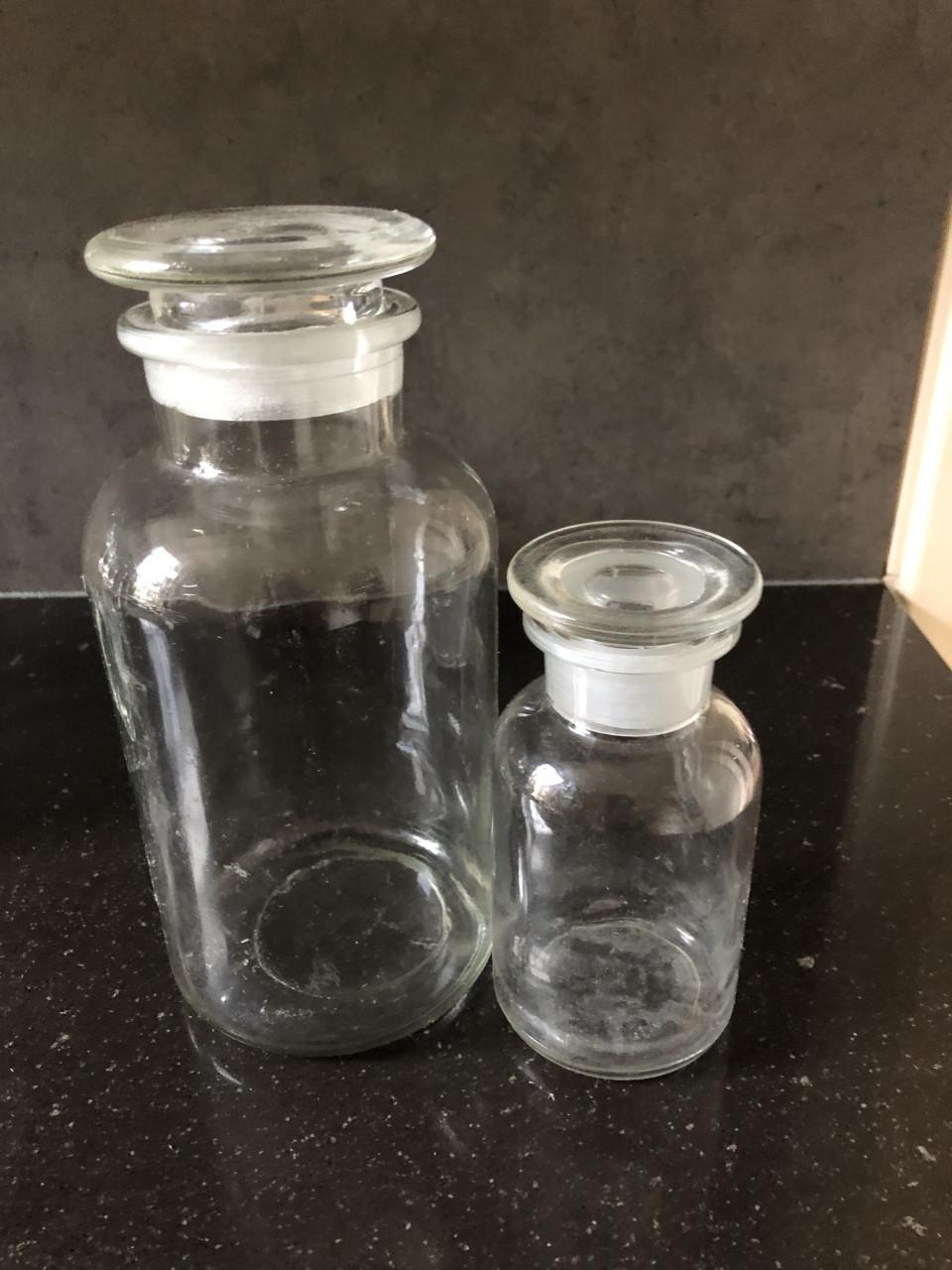 2 oude voorraadpotten