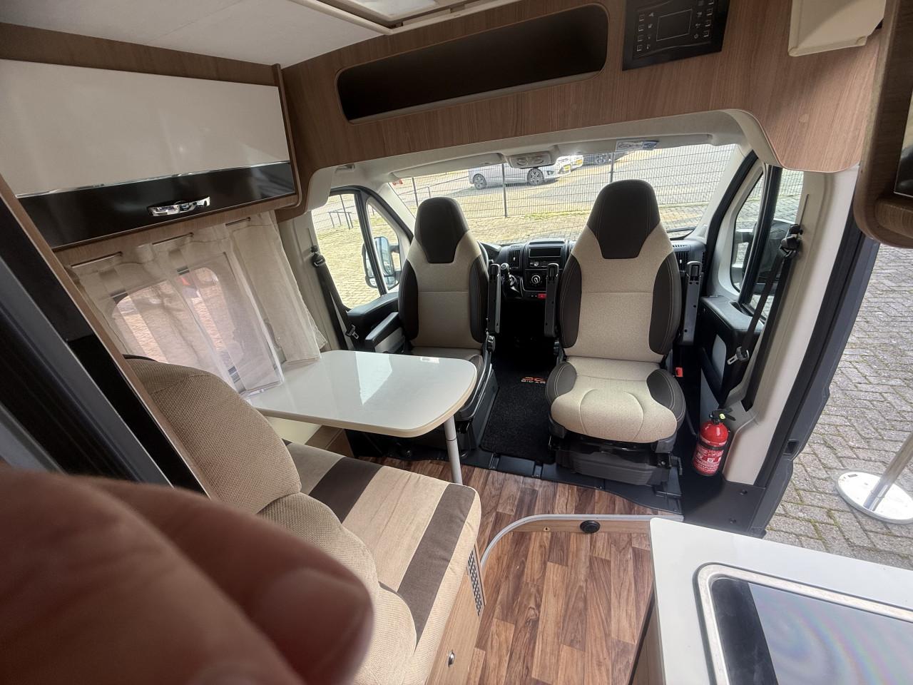 Mc Louis Menfys S-Line Van  ( 5.40m zeer compact, airco,1e eigenaar)