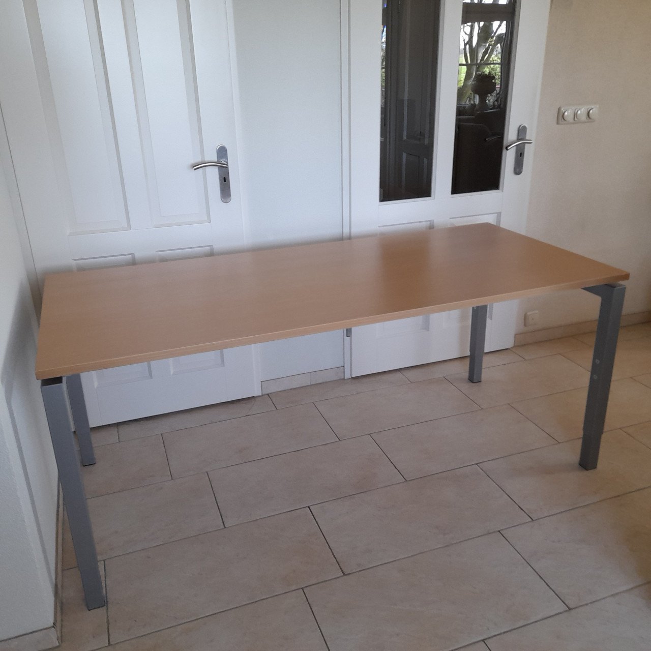 Mooi net bureau 80 x 180 x 75 H ( hoogte verstelbaar) in goede staat !