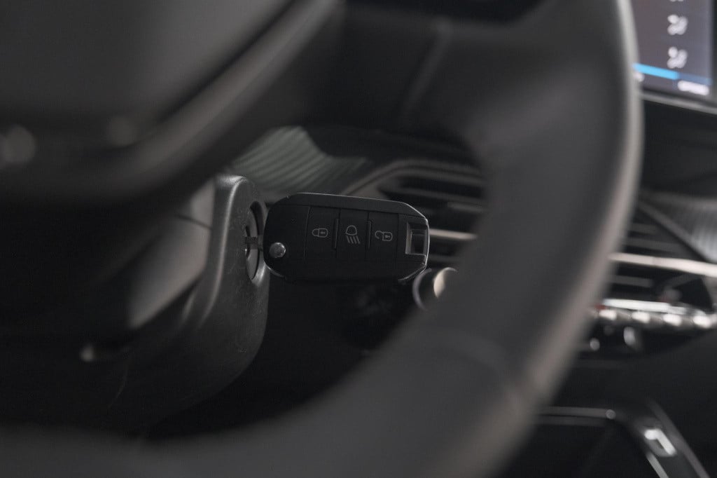 Peugeot 2008 puretech 130 eat8 active pack | parkeersensoren | apple carpla