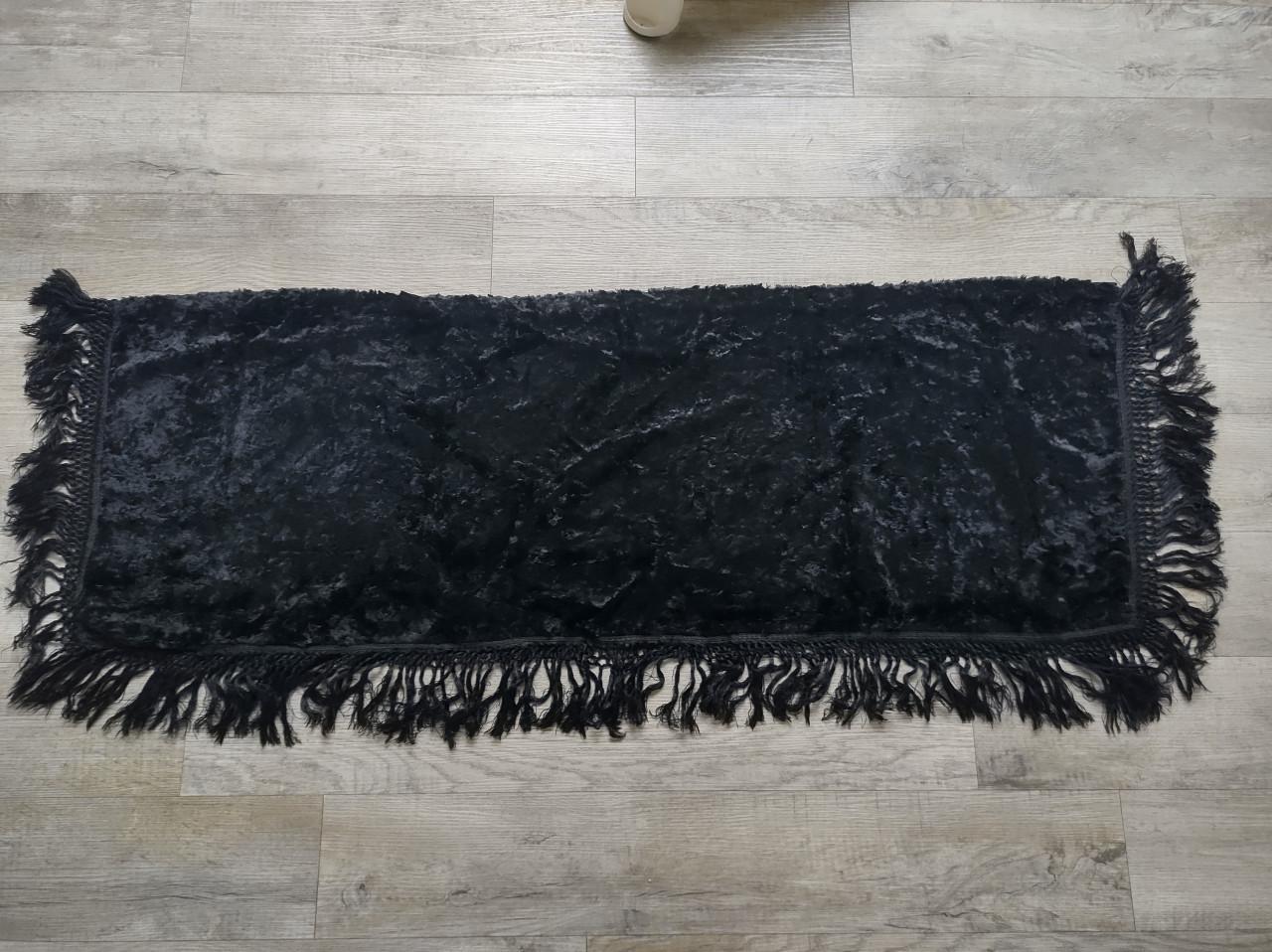 Zeeuwse sjaal of omslagdoek.  Zwart (soort) fluweel. Met franjes.