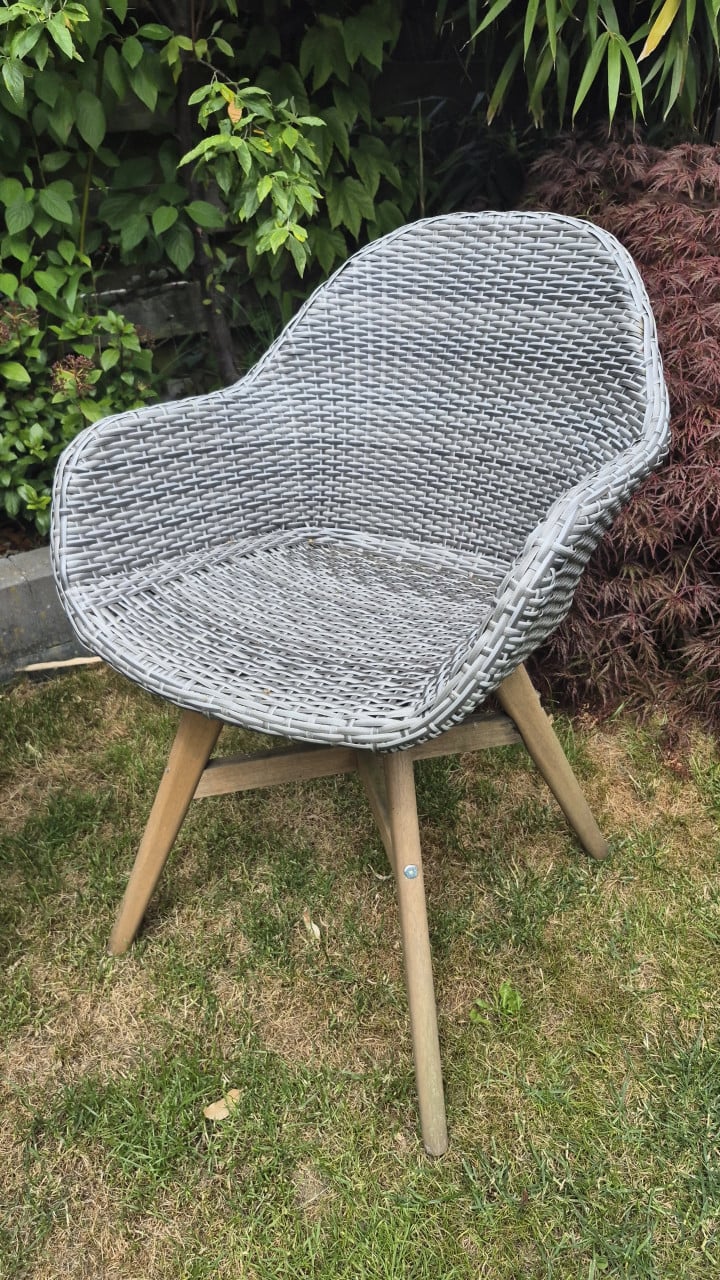 4 tuinstoelen grijs wicker met houten onderstel