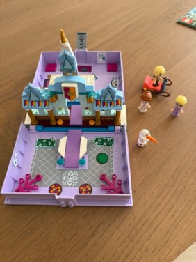 Lego Disney Frozen 43175: Anna's en Elsa’s verhalenboekavonturen
