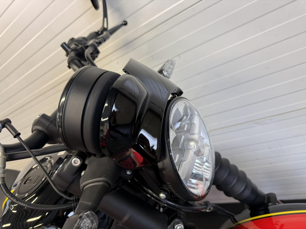 Jonge en gave Royal Enfield Guerrilla 450!