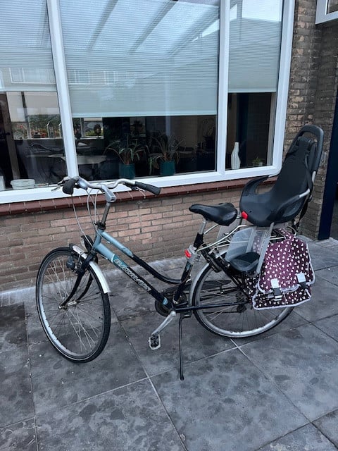 Goedkope damesfiets met kinderzitje en fietstassen