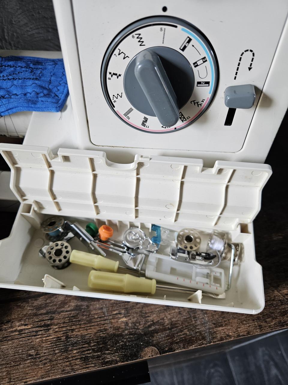 Toyota Naaimachine Model 590E - Compleet met Accessoires