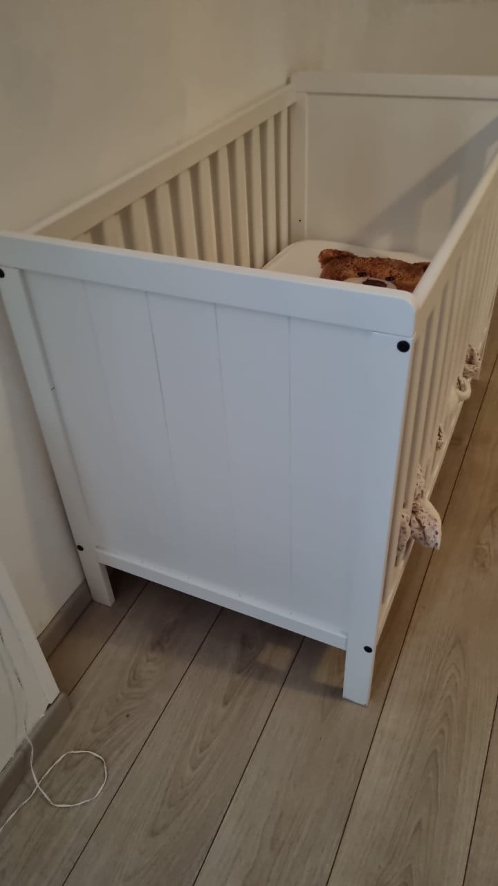Ledikantje met matrasje en 4 babyslaapzakken