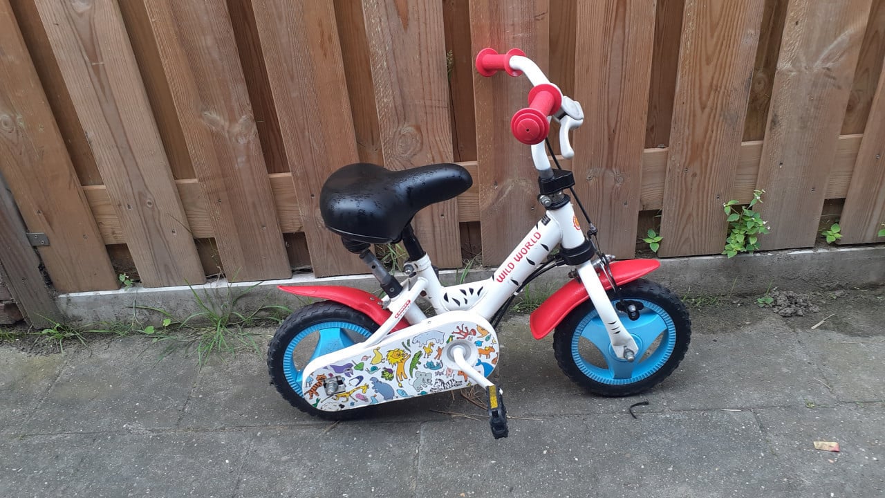 3 x Kinderfietsjes 16 inch / 12 inch & 10 inch & 2 x Loopfietsjes