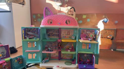 Gabby’s Dollhouse groot poppenhuis + figuurtjes & accessoires – compleet