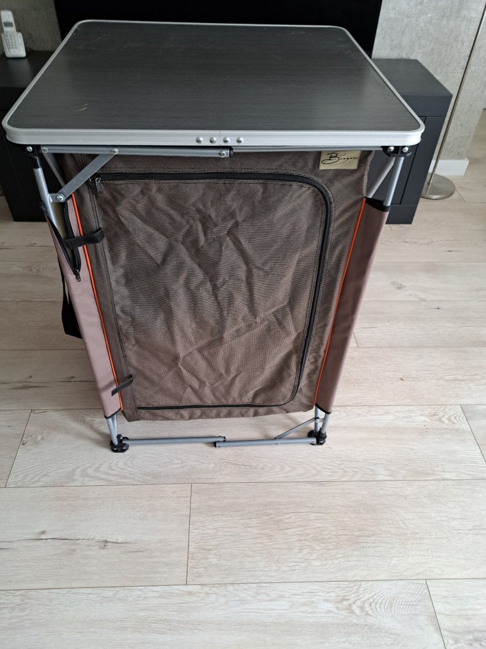 Camping/ tuintafel.en campingkastje.