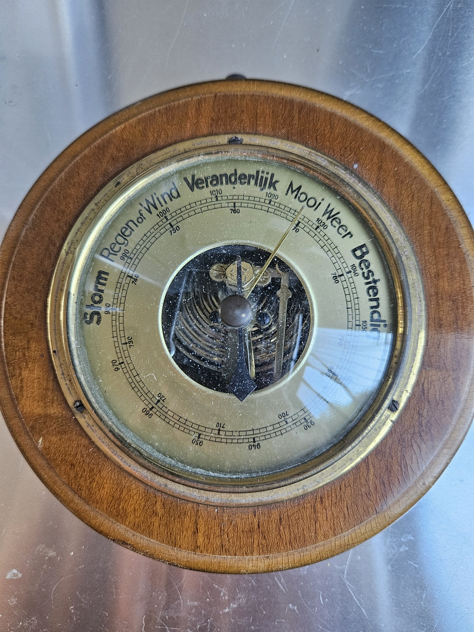 Mooie antiek rond barometer van notenhout in werkende staat