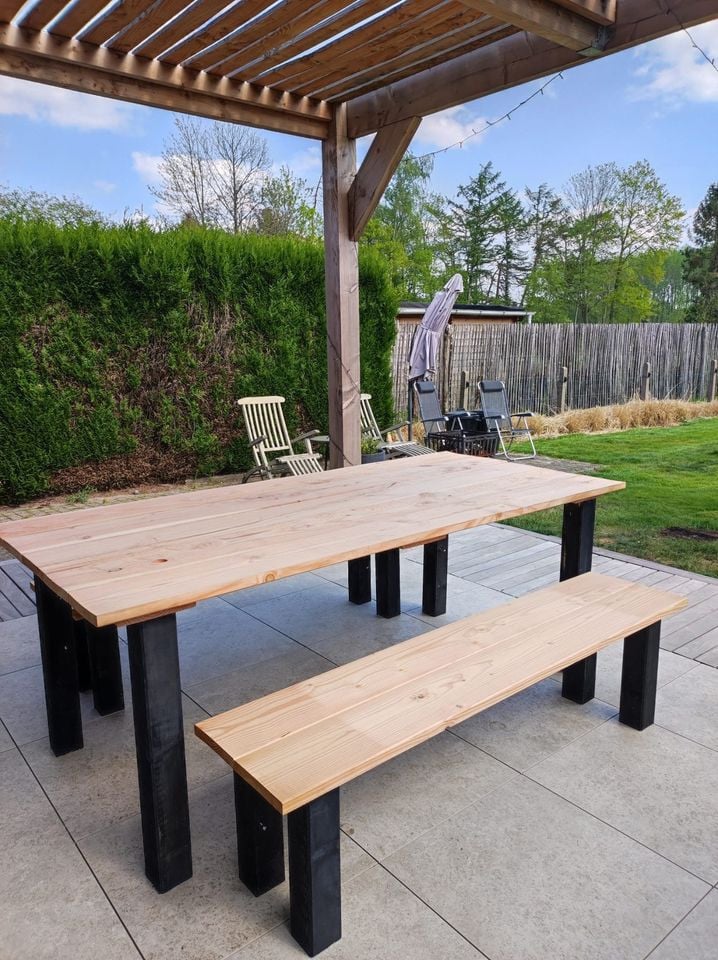 NIEUWE TUINSET MET TAFEL EN 2 BANKEN IN DOUGLAS HOUT