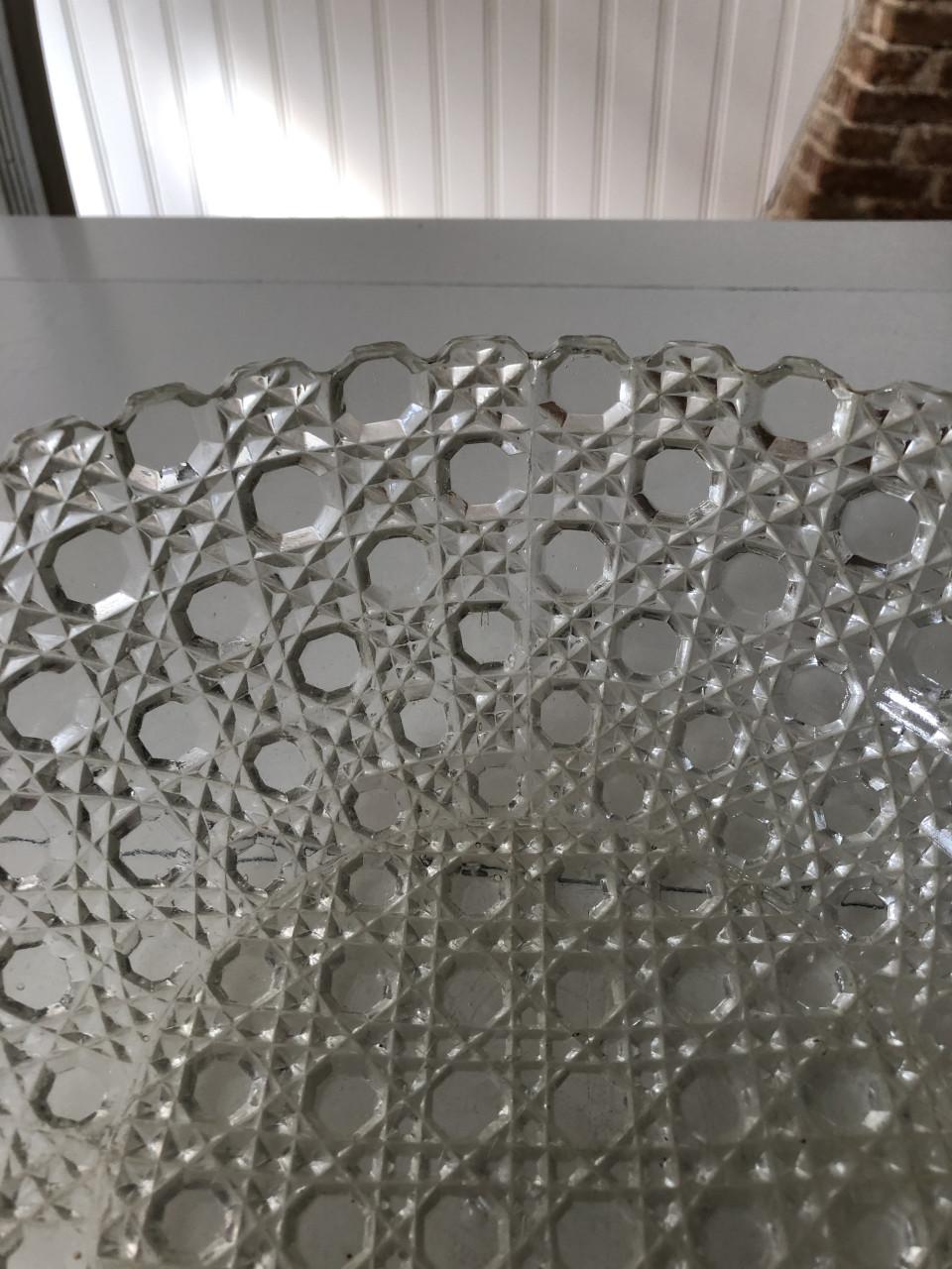Mooie brocante gedetailleerde schaal van geperst glas