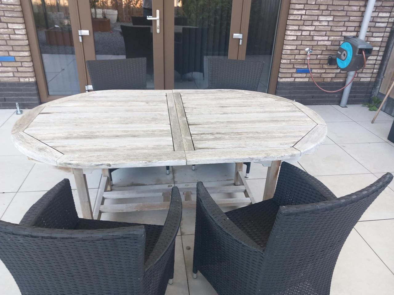 Uitschuifbare  tuintafel met stoelen,