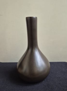 Hoge IKEA vaas, porselein  Heel donker bruin, bijna zwart glazuur