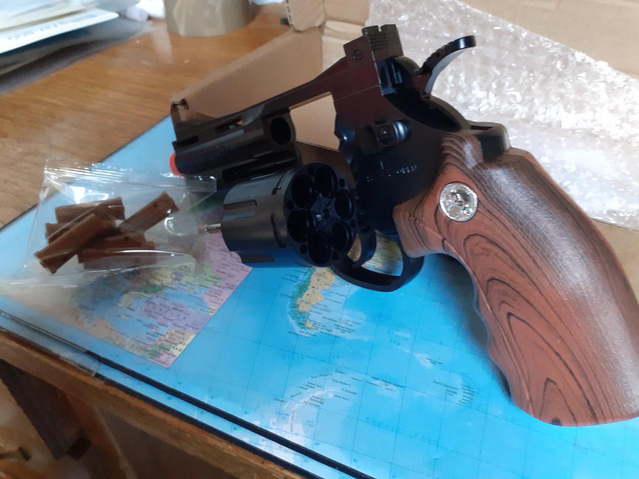 Revolver Speelgoed  24 cm lang en mooi en van plastic