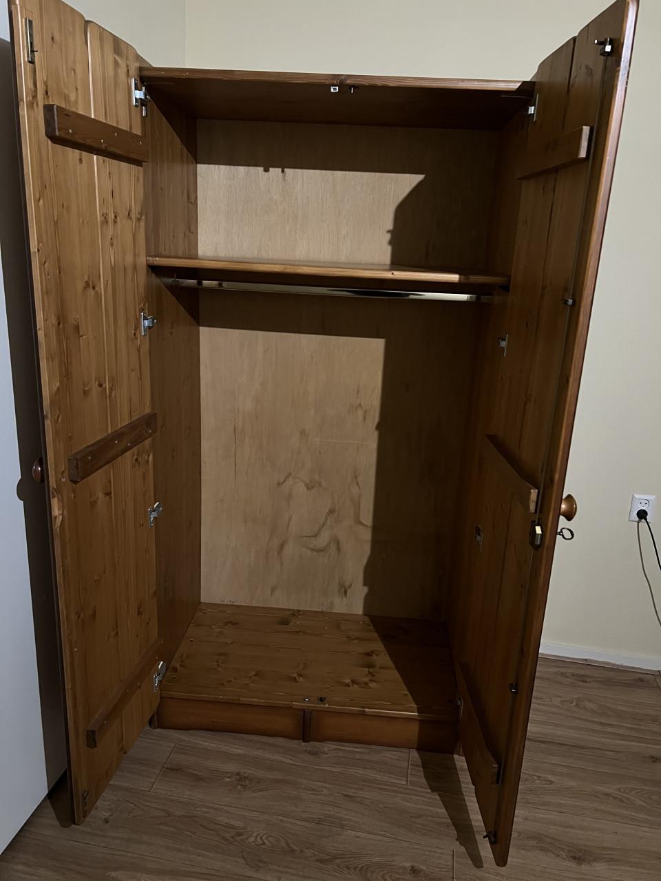 Massief houten kledingkast 200x100x60 cm.