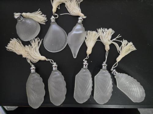 Set van 8 vintage matglazen parfumflesjes in schelpvorm. Nieuw