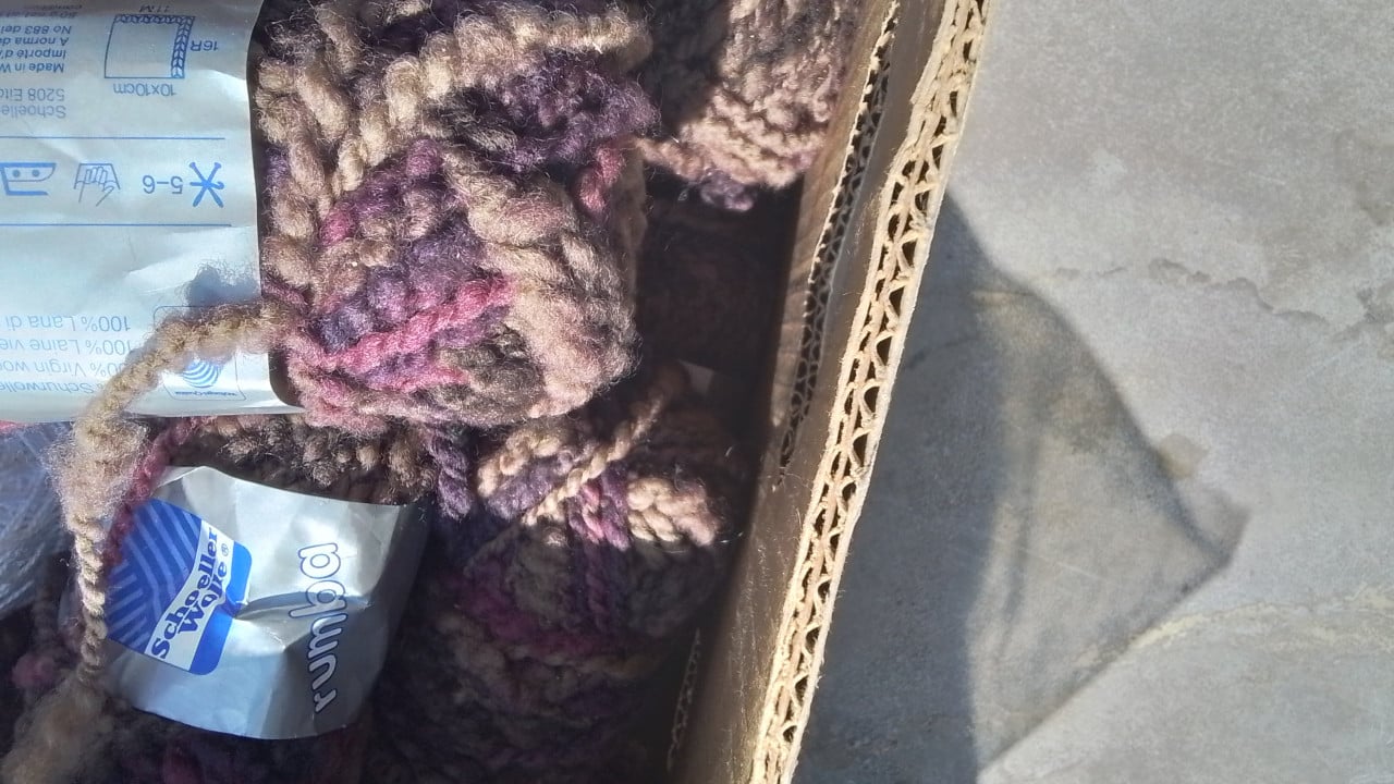 Wol grote bol en diverse kleine bollen.
