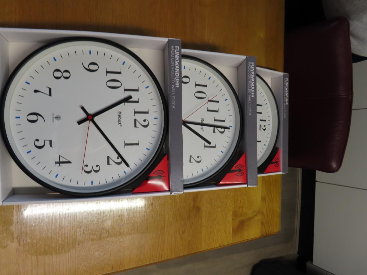 Wandklok €15,00 Merk: Mebus Doorsnee: 19 cm Radio controlled  Autmatisch