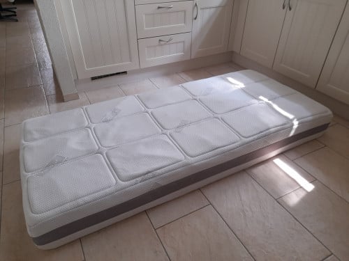 Matras 90 x 200 x 22 (wellpur) geen vlekken!
