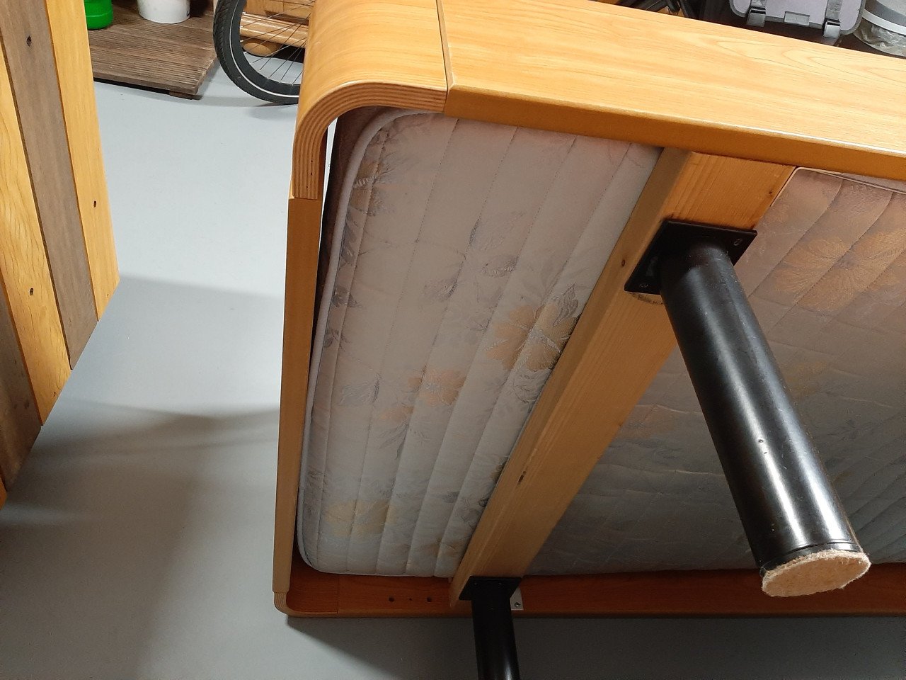 Te koop 1 persoonsbed + matras 90 x 200 cm