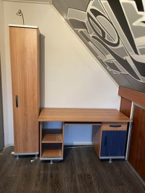 Bureau, boekenkast, kleding kast en nacht kastje.