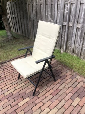Nieuw wit tuinstoel kussen.