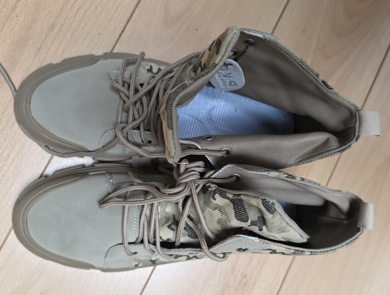 Nieuwe hoge gympen