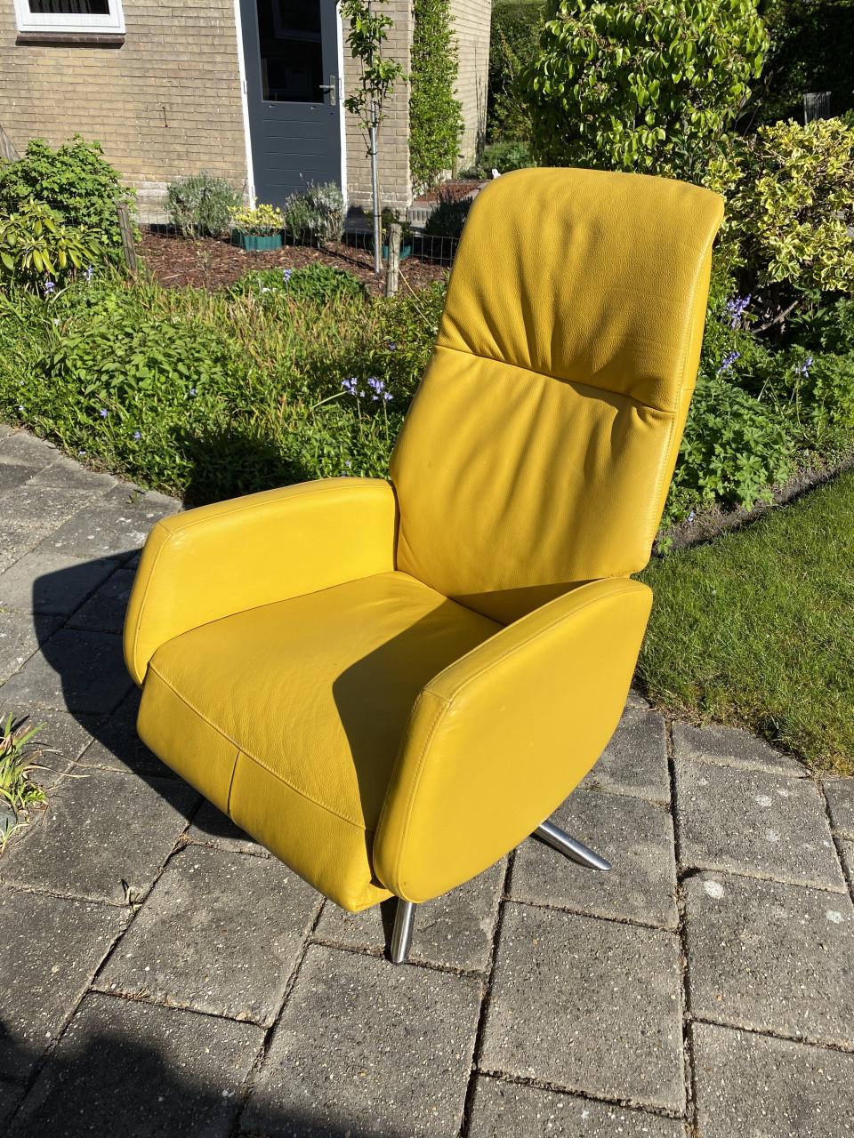 Sta-op stoel met 2 motoren en lederen bekleding. Opbrengst naar: Rode Kruis