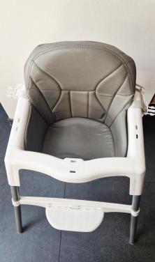 Witte kinderstoel met tafelblad, stoelverkleiner en gordel