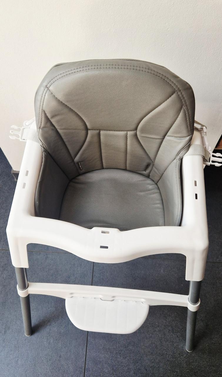 Witte kinderstoel met tafelblad, stoelverkleiner en gordel