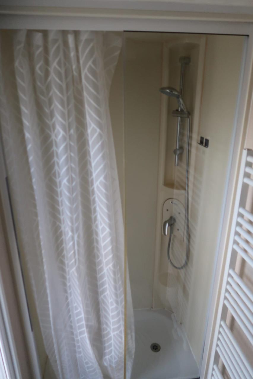 Chalet met serre te koop op ruime kavel Camping klein paradijs in Chaam