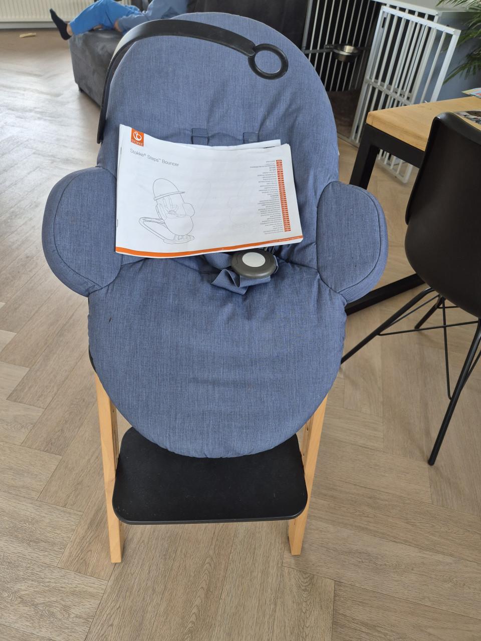 Stokke Steps kinderstoel met bouncer en blad