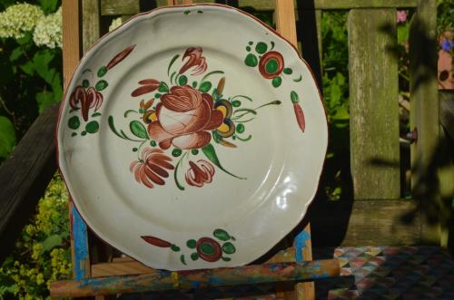 Div. aardewerk borden floraal decor op 1 na 19e/20e eeuw (5)