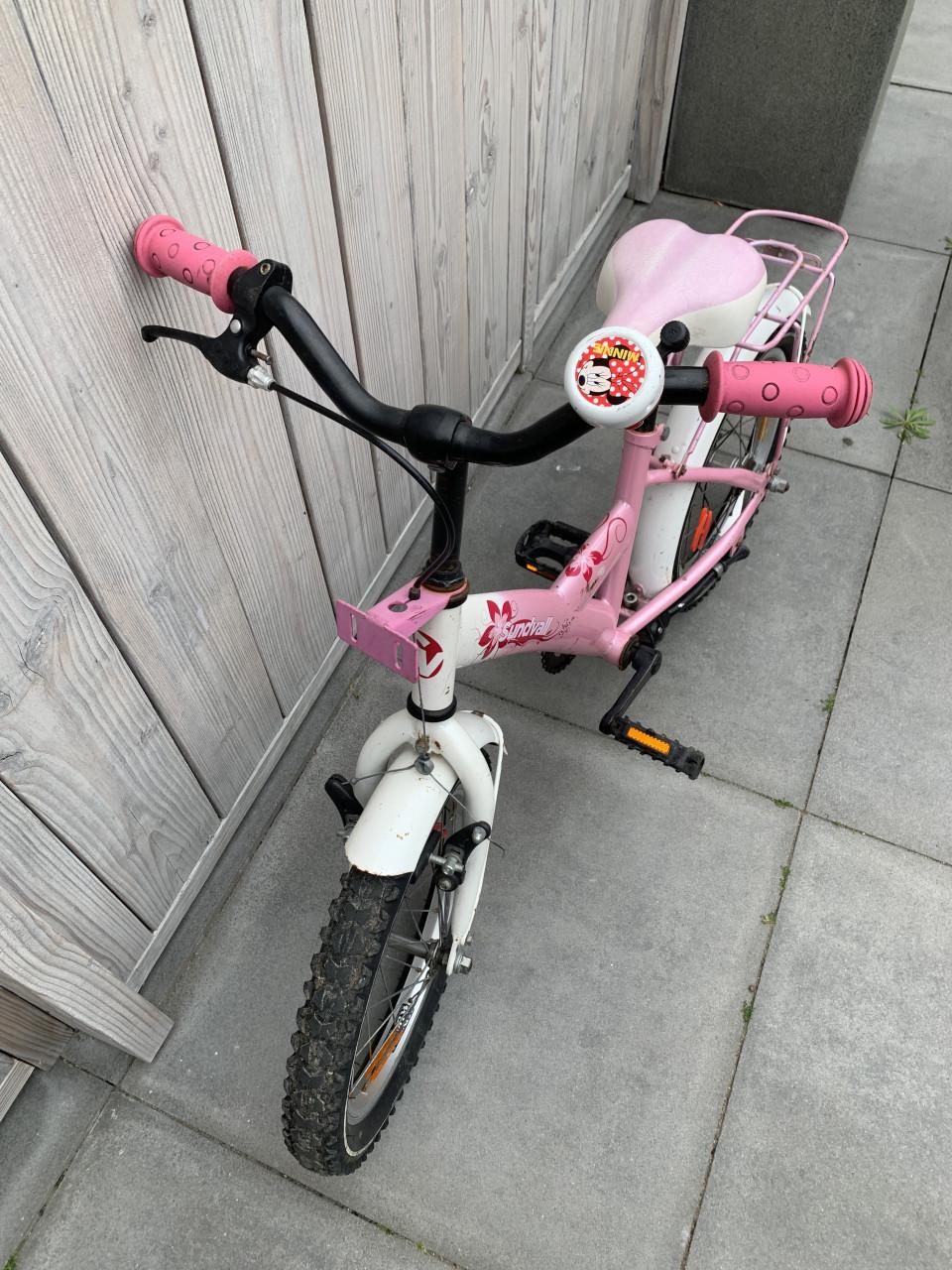 Leuke roze kinderfiets van het merk Sundvall 16inch