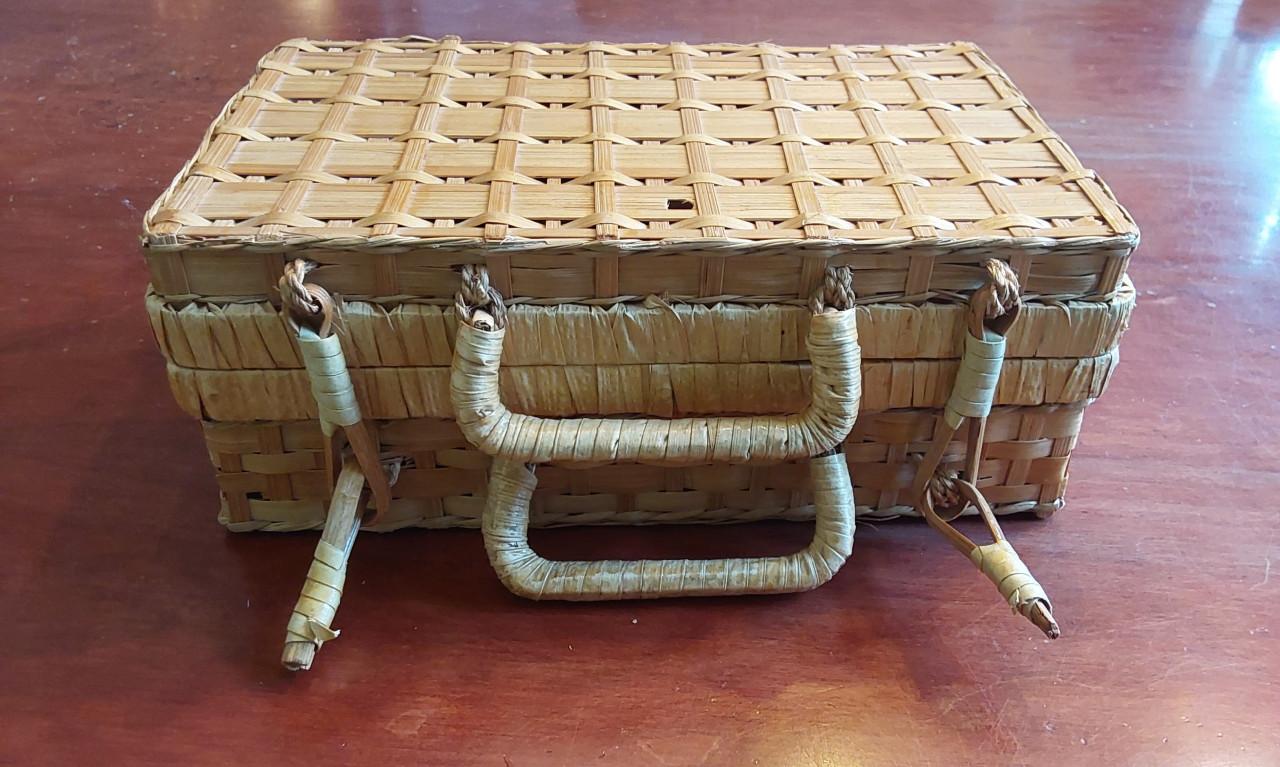 Diverse beestjes, 2 losse hekken en 1 voederbak samen in rieten mandje