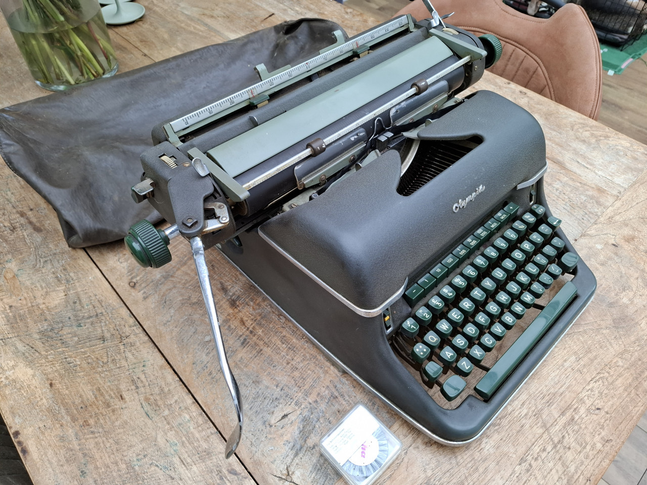 Olympia kantoor schrijfmachine (brede wagen)