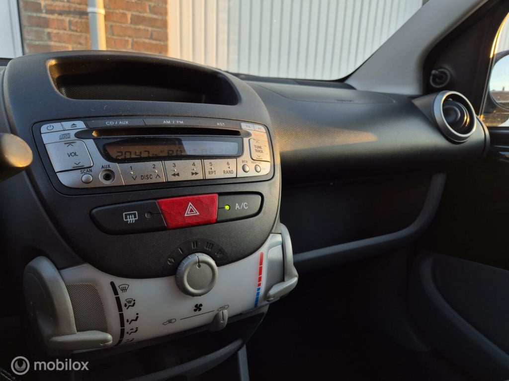 Peugeot 107 1.0-12v / 5-deurs / airco