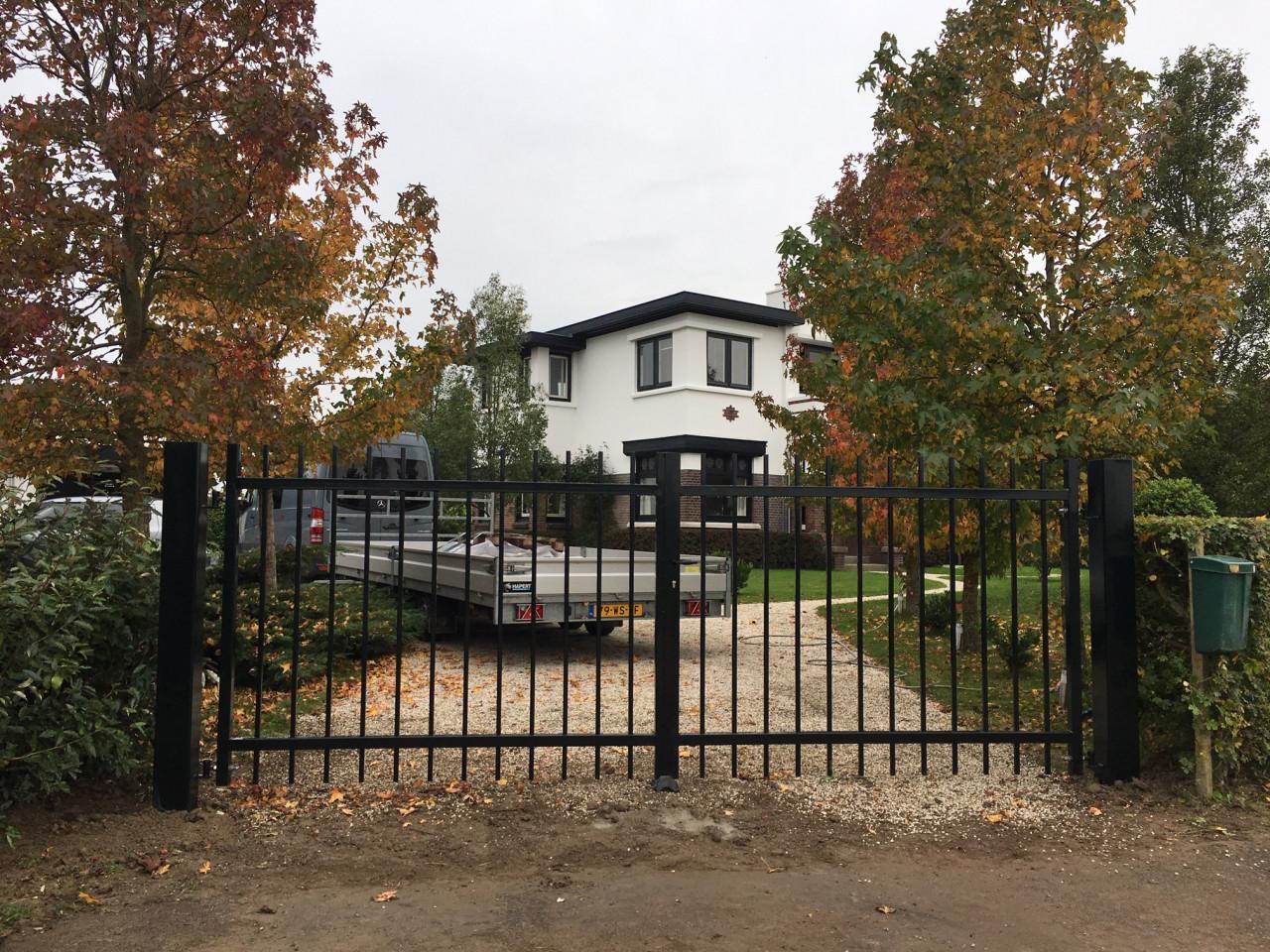 TE KOOP: Inrijpoorten alle soorten en maten zijn mogelijk.