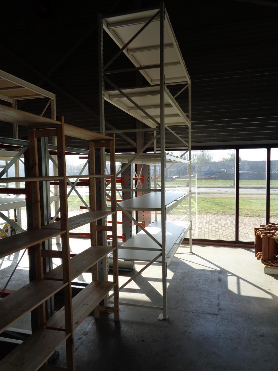 Gebruikte magazijnstelling grootvakstelling met diepteliggers en vlonders .