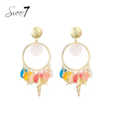 Oorbellen goudkleurig met gekleurde schelpen hangertjes en bedels