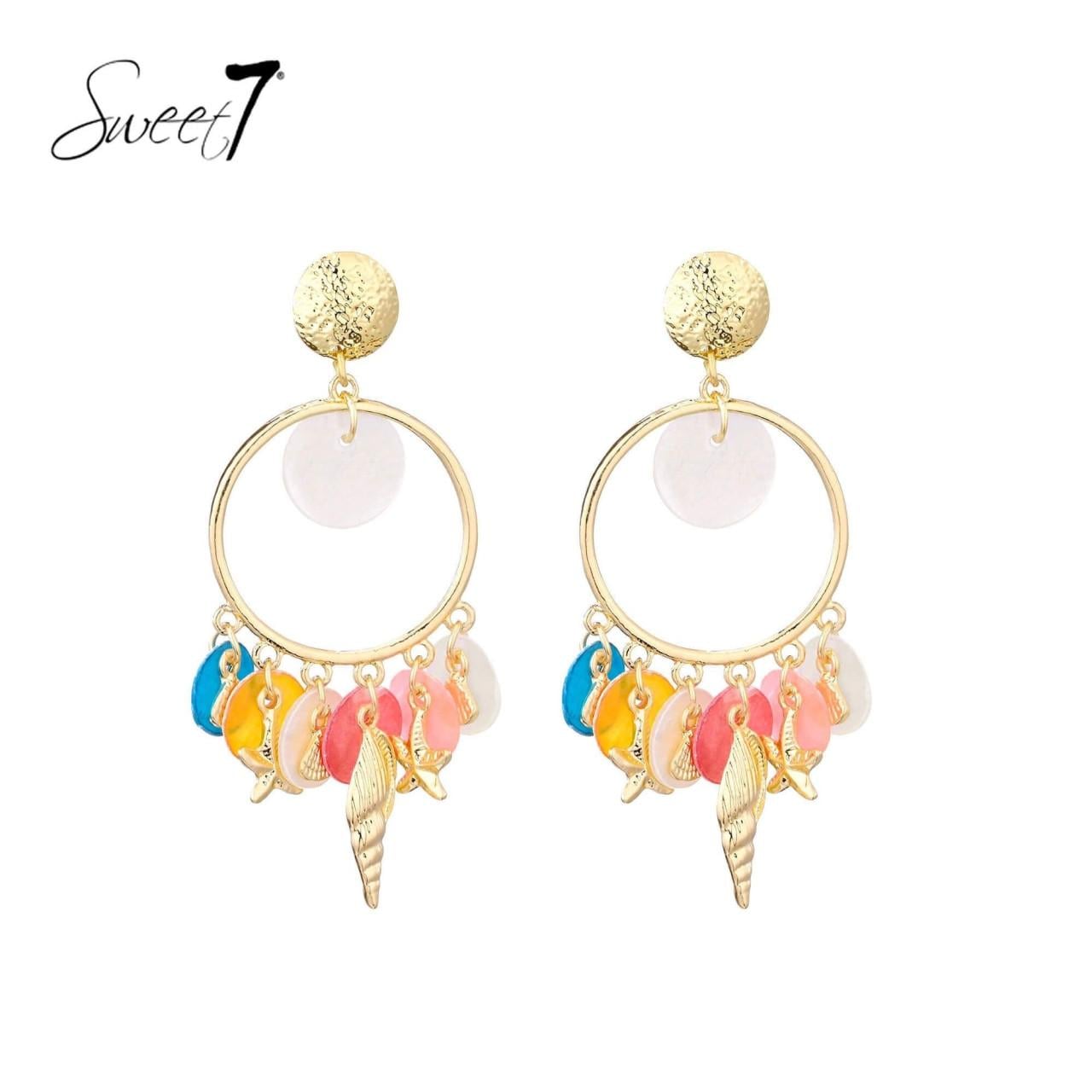 Oorbellen goudkleurig met gekleurde schelpen hangertjes en bedels