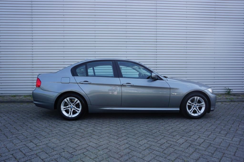 BMW 3-serie 318i corporate lease luxury line climate / navi / cruise / lede