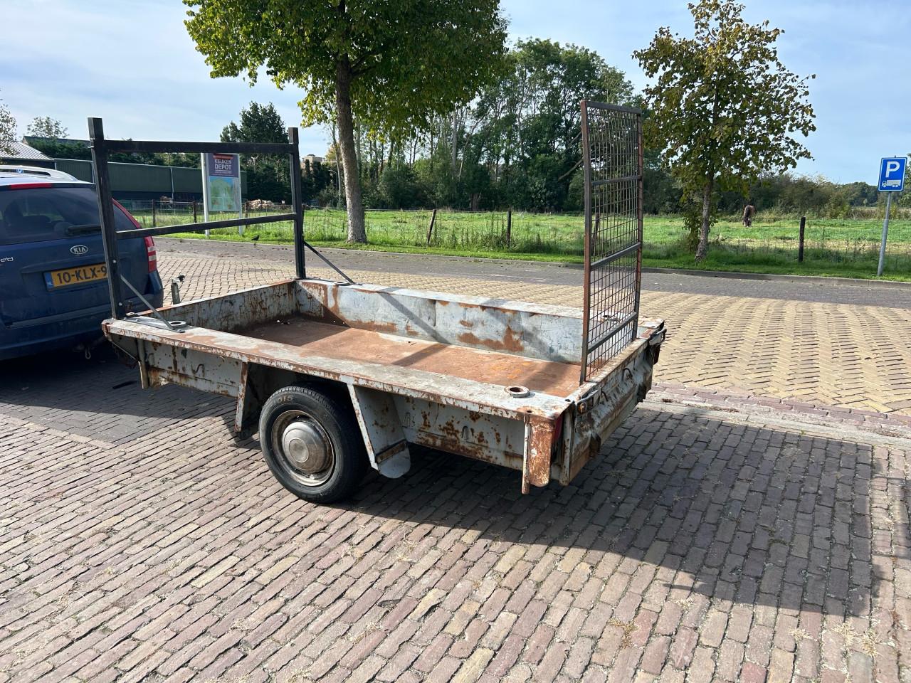 Metalen aanhanger met werk