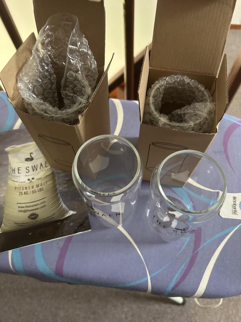 De grote BIER ENCYCLOPEDIE incl 4 glazen mouterij THE SWAEN