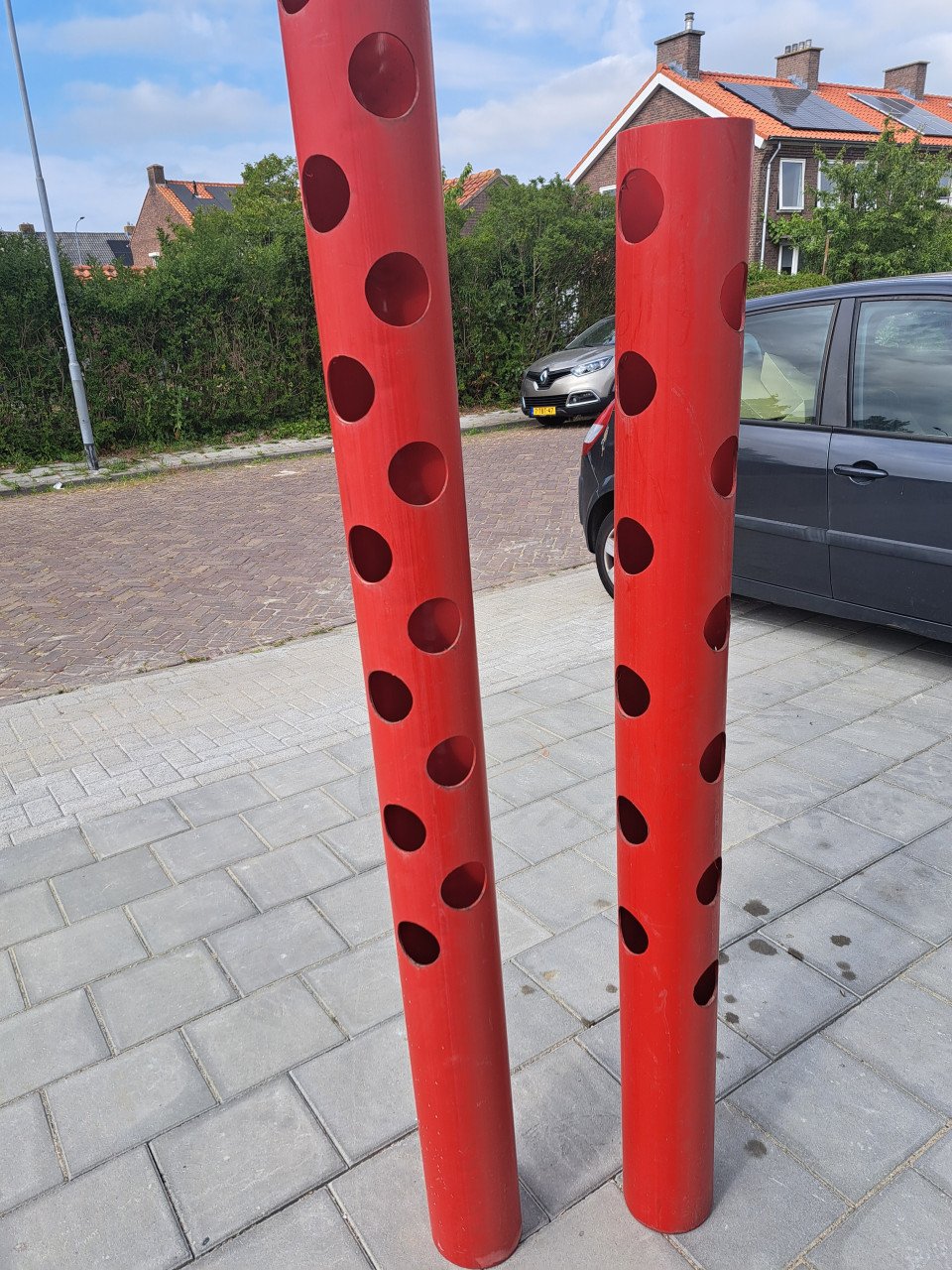 2 rode palen voor plantjes