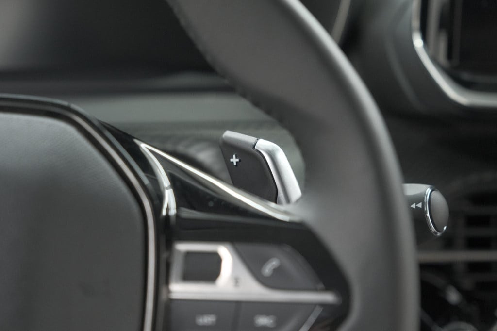 Peugeot 208 hybrid 100 e-dcs6 allure | camera | keyless entry | apple carpl