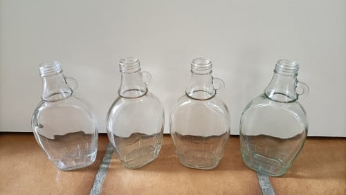 4 Glazen kruikjes. Hoogte 16,5 cm. Breedste deel 9 cm.