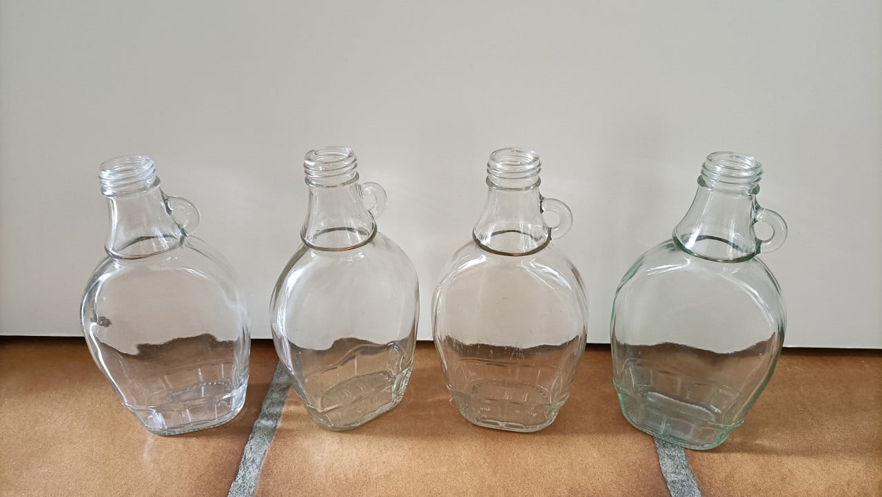4 Glazen kruikjes. Hoogte 16,5 cm. Breedste deel 9 cm.